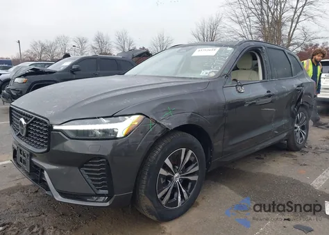 2024 Volvo Xc60 B5 Core Dark Theme z USA, uszkodzony, nr VIN YV4L12RK1R1715772